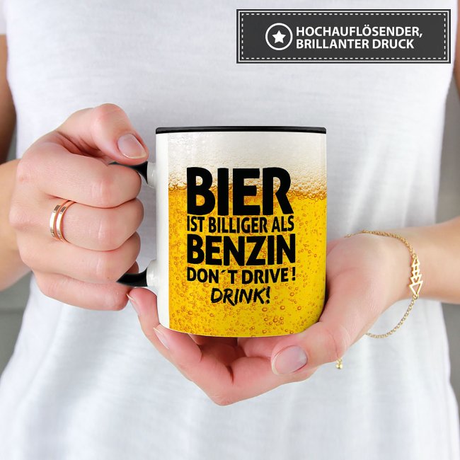 Bier Tasse mit Spruch - Bier ist billiger als Benzin. Dont drive! Drink! - Innen &amp; Henkel Schwarz