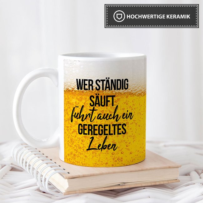 Bier Tasse mit Spruch - Wer st&auml;ndig s&auml;uft f&uuml;hrt auch ein geregeltes Leben