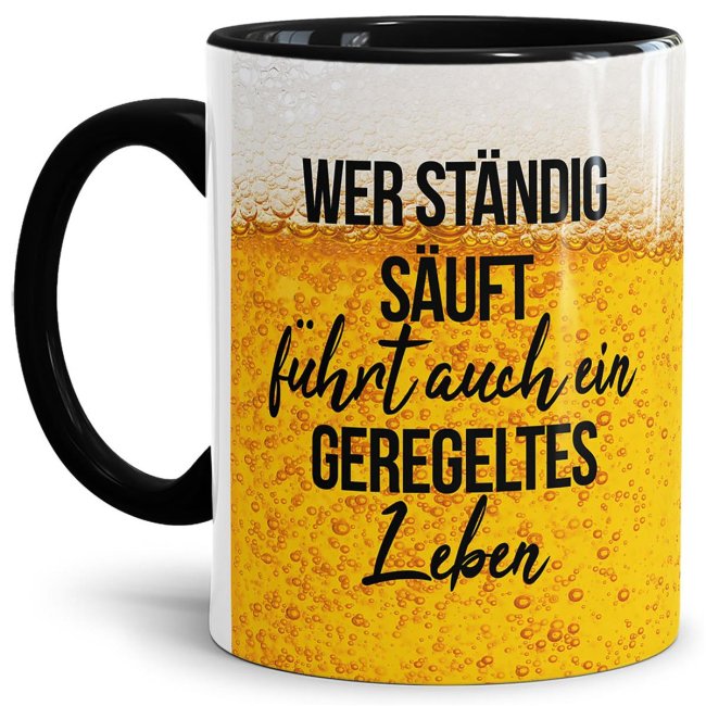 Bier Tasse mit Spruch - Wer st&auml;ndig s&auml;uft f&uuml;hrt auch ein geregeltes Leben - Innen &amp; Henkel Schwarz