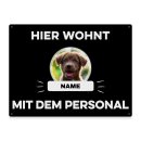 Outdoorschild mit Spruch - Hier wohnt mit Personal - mit...