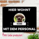 Outdoorschild mit Spruch - Hier wohnt mit Personal - mit...