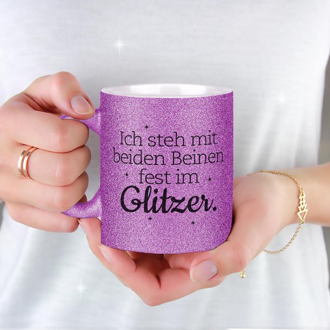 Glitzertasse - Ich stehe mit beiden Beinen fest im Glitzer - Lila