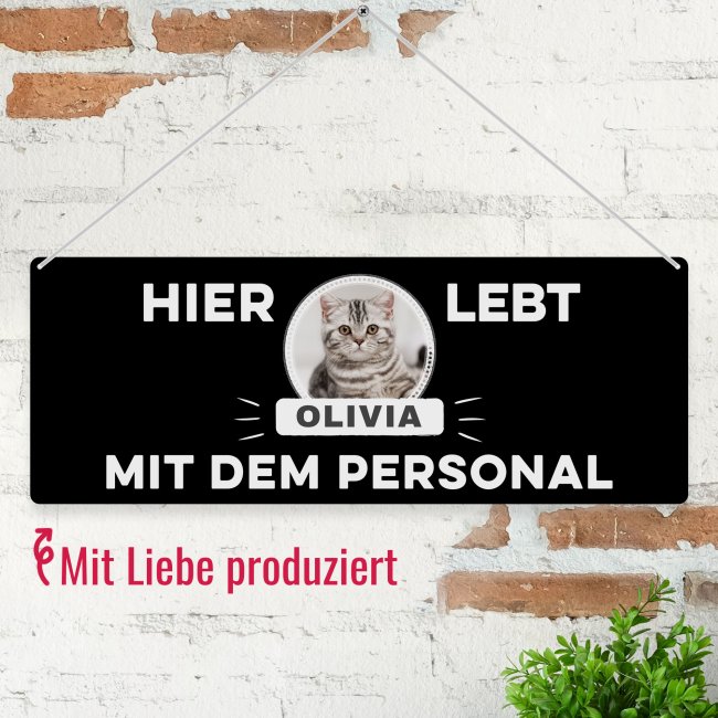 Outdoorschild mit Spruch - Hier Lebt X mit dem Personal - mit Fotos &amp; Namen