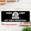 Outdoorschild mit Spruch - Hier Lebt X mit dem Personal -...