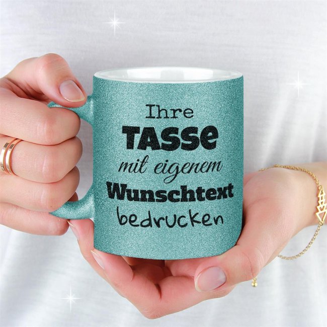 Glitzertasse selbst gestalten mit Wunschtext - Hellblau - Mittig gegen&uuml;ber vom Henkel bedruckt