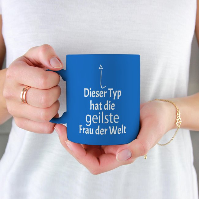 Neon Tasse mit Gravur - Dieser Typ hat die geilste Frau - Blau