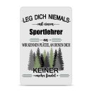 Blechschild - Leg dich niemals - Sportlehrer - A4