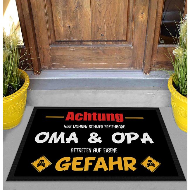 Fu&szlig;matte mit Spruch - Schwer erziehbare Oma &amp; Opa