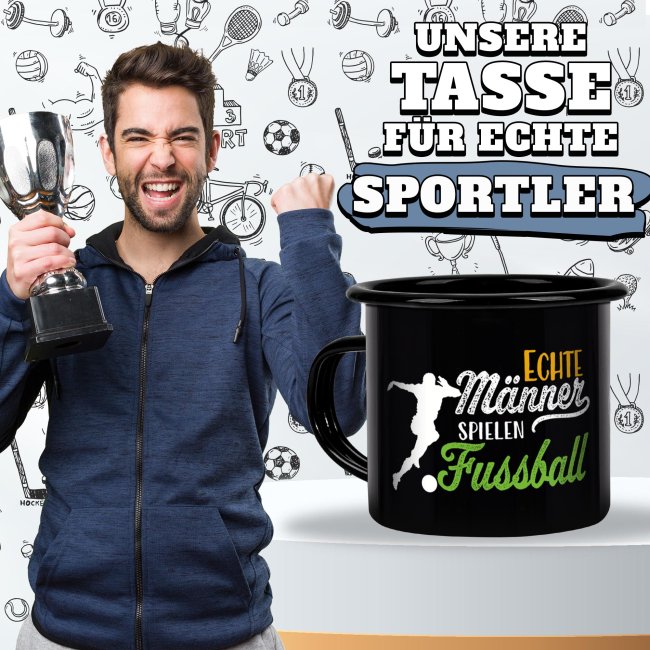 Schwarze Emaille-Tasse mit Spruch - Echte M&auml;nner spielen Fu&szlig;ball