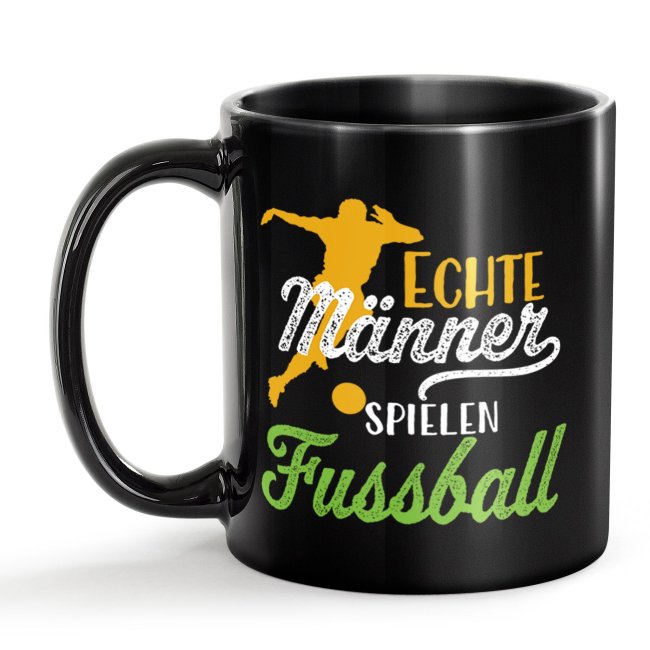 Schwarze Tasse mit Spruch - Echte M&auml;nner spielen Fu&szlig;ball