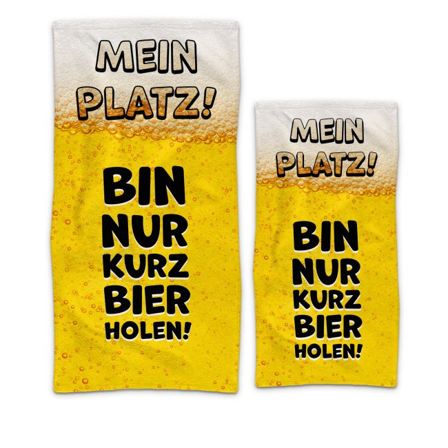 Handtuch mit Spruch - Mein Platz, bin nur kurz Bier holen - in zwei Gr&ouml;&szlig;en