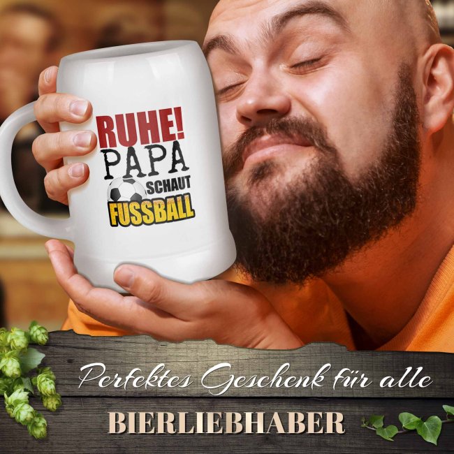 Bierkrug mit Spruch - Ruhe! Papa schaut Fu&szlig;ball - Keramik