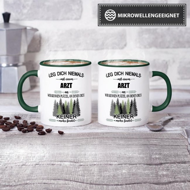 Berufe-Tasse - Leg dich niemals mit einem Arzt an - Dunkelgr&uuml;n