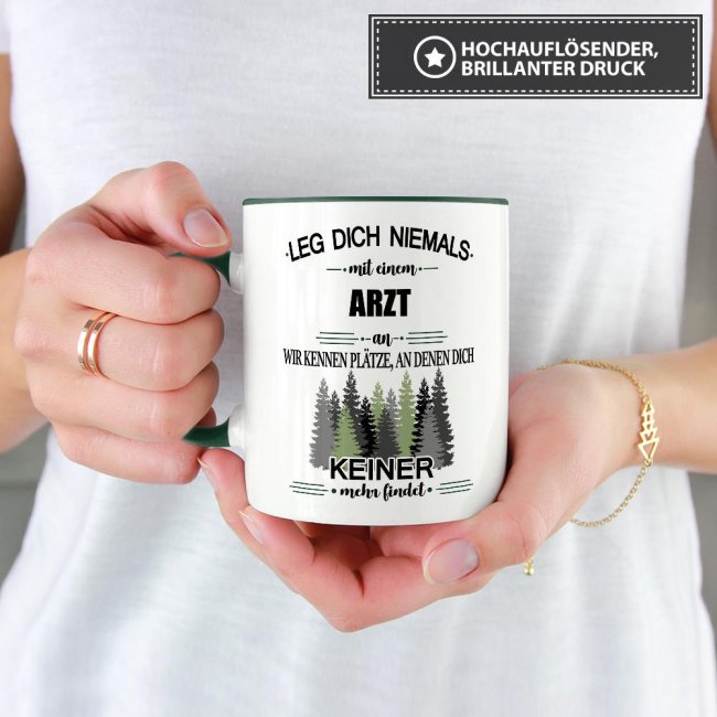 Berufe-Tasse - Leg dich niemals mit einem Arzt an - Dunkelgr&uuml;n