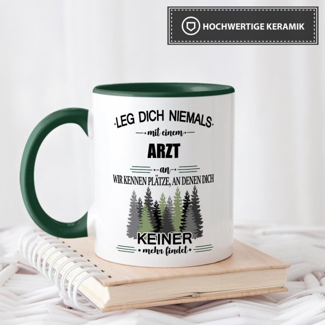 Berufe-Tasse - Leg dich niemals mit einem Arzt an - Dunkelgr&uuml;n