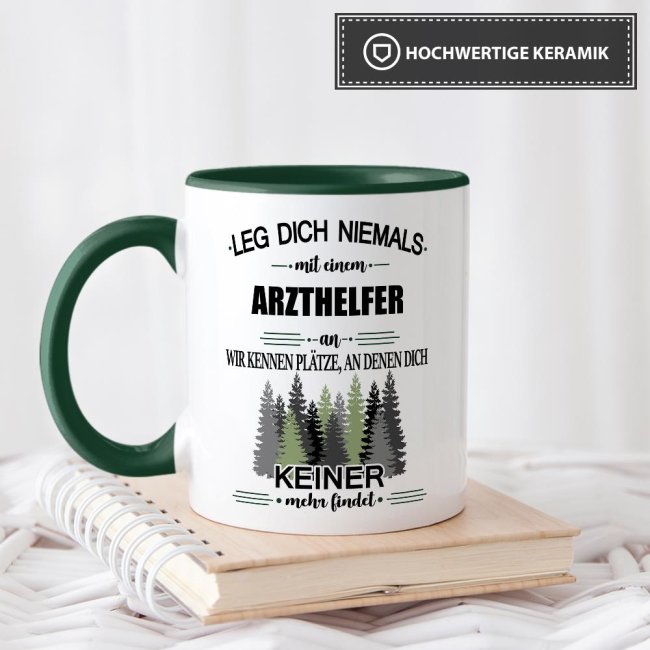 Berufe-Tasse - Leg dich niemals mit einem Arzthelfer an - Dunkelgr&uuml;n