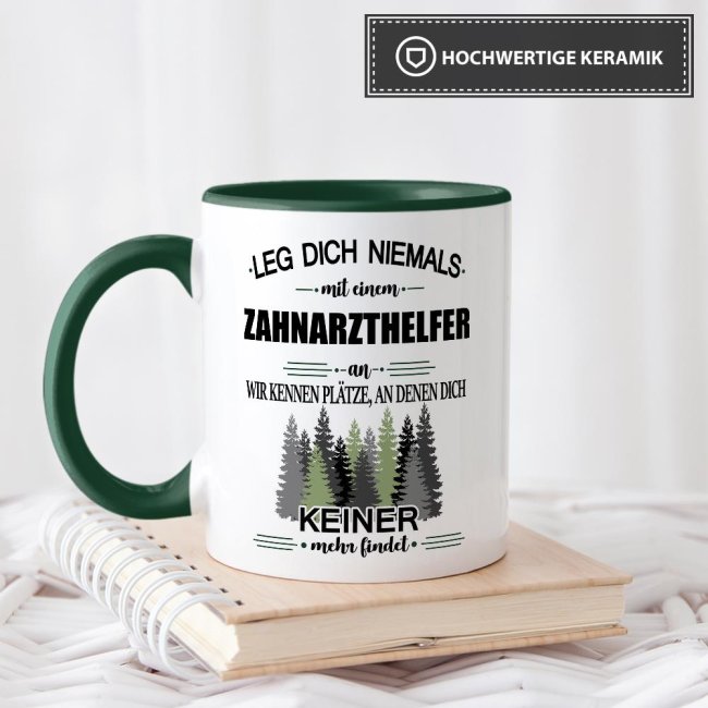 Berufe-Tasse - Leg dich niemals mit einem Zahnarzthelfer an - Dunkelgr&uuml;n