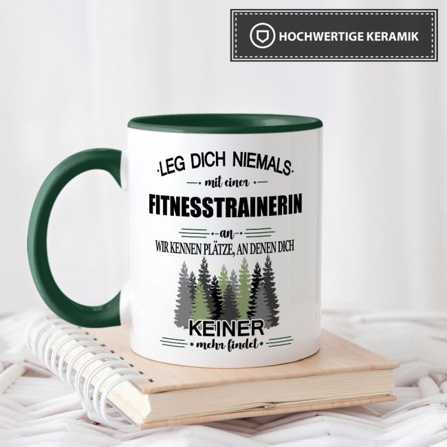 Berufe-Tasse - Leg dich niemals mit einer Fitnesstrainerin an - Dunkelgr&uuml;n