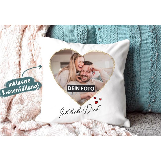 Kissen mit Foto selbst gestalten // Kissen mit Fotocollage in Herzform // Hier S&uuml;&szlig;es Partnergeschenk zum Geburtstag,  Valentinstag oder Jahrestag finden und verschenken!