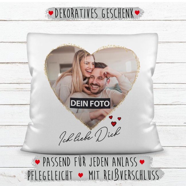 Kissen mit Foto selbst gestalten // Kissen mit Fotocollage in Herzform // Hier S&uuml;&szlig;es Partnergeschenk zum Geburtstag,  Valentinstag oder Jahrestag finden und verschenken!