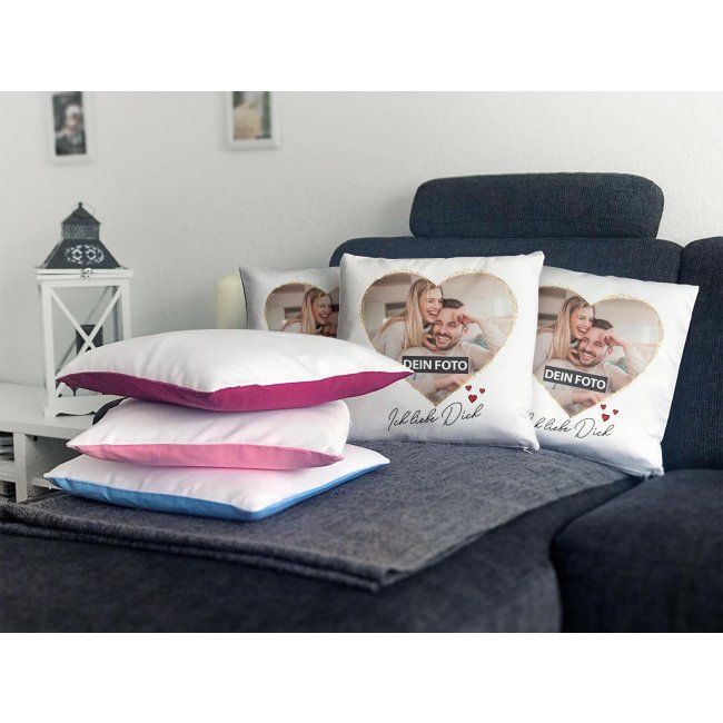 Kissen mit Foto selbst gestalten // Kissen mit Fotocollage in Herzform // Hier S&uuml;&szlig;es Partnergeschenk zum Geburtstag,  Valentinstag oder Jahrestag finden und verschenken!