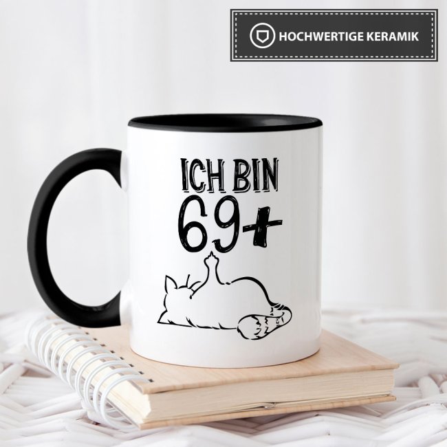 Witzige Geburtstags-Tasse mit lustigem Spruch - Ich bin 69+ - Innen &amp; Henkel Schwarz