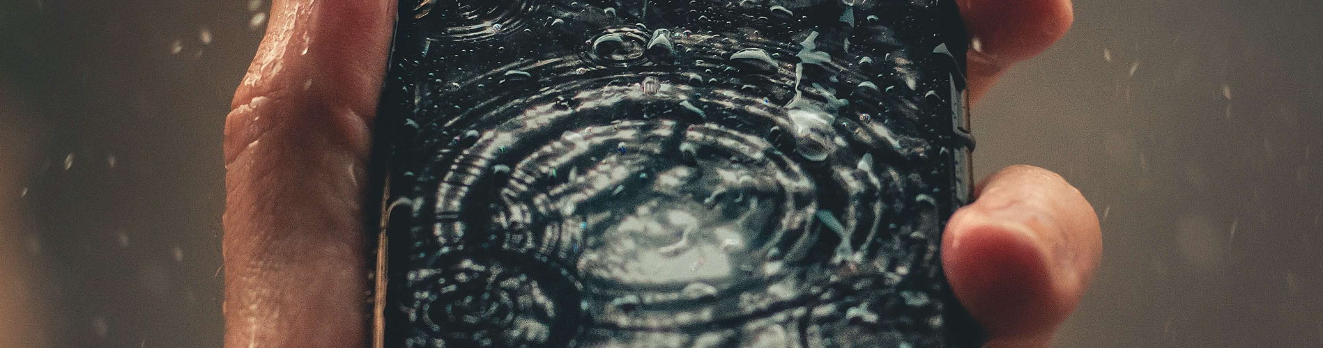 Handy ins Wasser gefallen © Vanderlei Longo | pexels.com